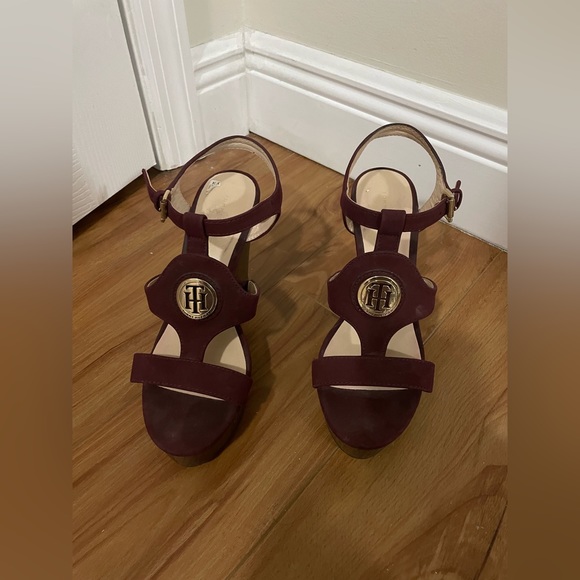 Tommy Hilfiger. - Picture 2 of 2